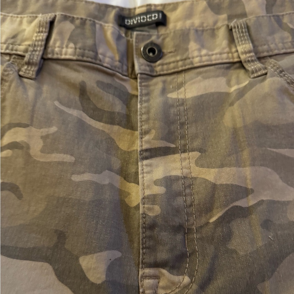 Men’s NWOT Divided Camouflage 36W Shorts - Picture 4 of 5